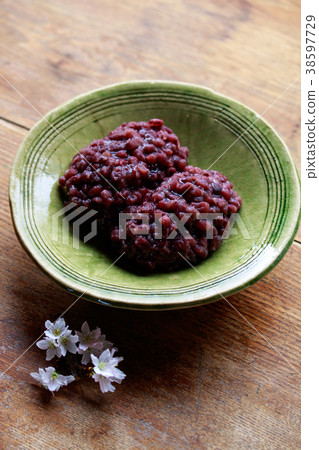 Rice ball = rice cake 38597729