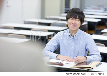 大學生男生校園生活演講室 38597851