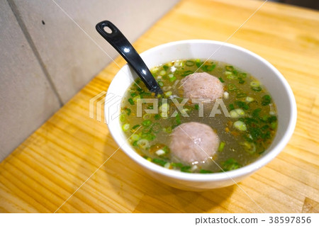 台灣特色貢丸湯 - 傳統湯料，帶有肉丸的味道 38597856