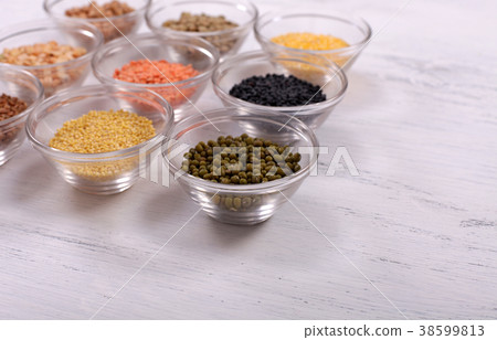 Assorted healthy organic cereals in bowls Assorted healthy organic cereals in bowls 38599813