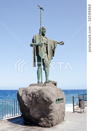 Statue of Beneharo, a Guanche chief or a mencey Statue of Beneharo, a Guanche chief or a mencey 38599968