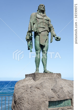 Statue of Pelicar, a Guanche chief or a mencey Statue of Pelicar, a Guanche chief or a mencey 38599971