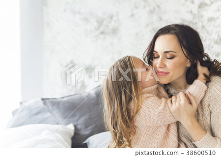 Young woman in the morning with small girl 38600510