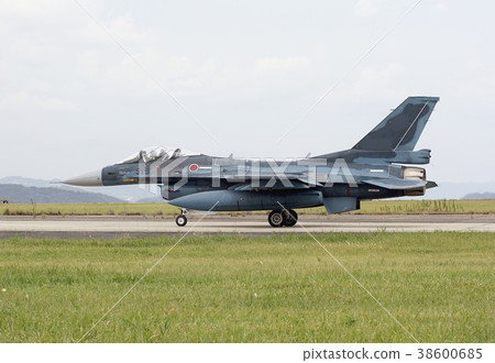 空中自衛隊F-2A協助戰鬥機在福岡縣Tsukijo基地的滑行道上滑翔 空中自衛隊F-2A協助戰鬥機在福岡縣Tsukijo基地的滑行道上滑翔 38600685