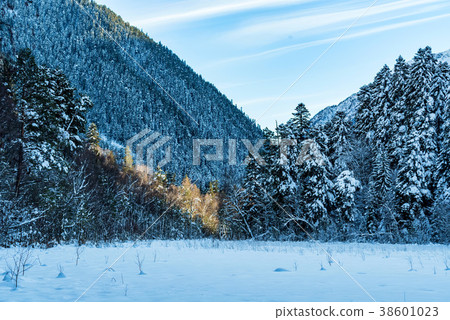 Winter mountain landscape with rocks and snow 38601023