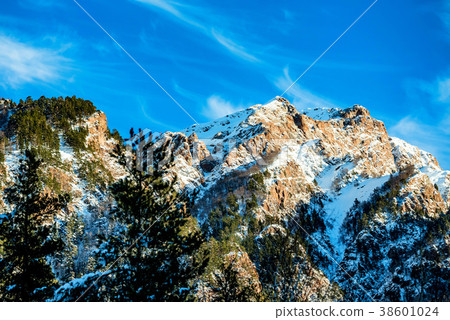 Winter mountain landscape with rocks and snow 38601024