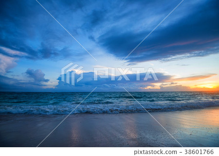 Sunset on tropical beach Sunset on tropical beach 38601766