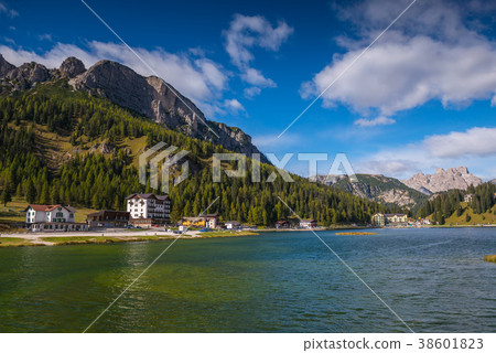 lago di misurina, south tyrol, italien dolomites lago di misurina, south tyrol, italien dolomites 38601823