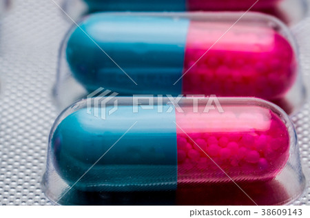 Blue, pink capsule with granule in side pills. Blue, pink capsule with granule in side pills. 38609143