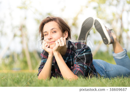躺在草地上的女人（放鬆的圖像） 38609687
