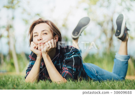 躺在草地上的女人(放鬆的圖像) 躺在草地上的女人(放鬆的圖像) 38609688