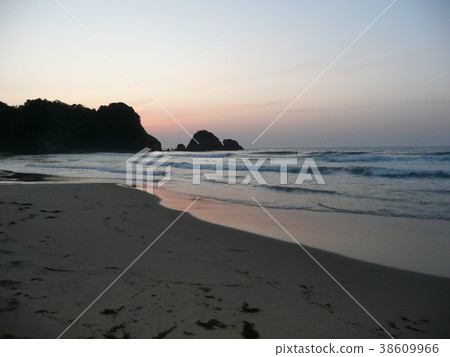 Sunset by the sea Sunset by the sea 38609966