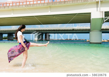 young lady playing in Naminoue Beach. young lady playing in Naminoue Beach. 38610678
