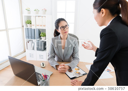 Manager explain her viewpoint 38610737