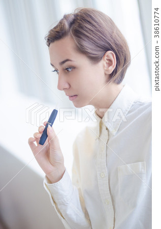 抽加熱的香煙的婦女 38610774