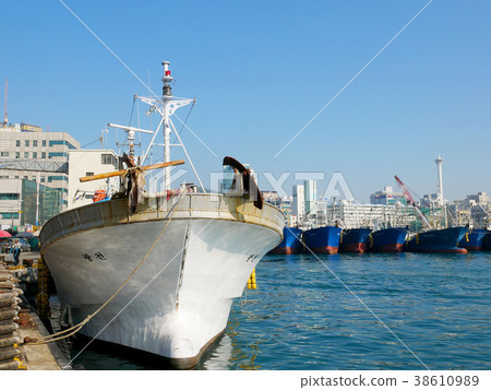 Fishing ships at Jagalchi Market, Busan. 38610989