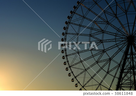 在日落的摩天輪Sakai Rinkai公園弗累斯大轉輪 在日落的摩天輪Sakai Rinkai公園弗累斯大轉輪 38611848