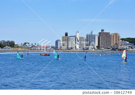 靠近城市景觀的片瀨江之島站,遊艇和片瀨海岸幹東海灘 靠近城市景觀的片瀨江之島站,遊艇和片瀨海岸幹東海灘 38612749