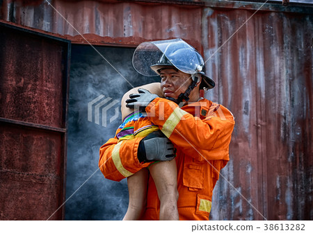 Firefighters save the boy from burnt place 38613282