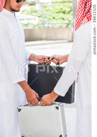 Muslim business coordinate and teamwork 38613326
