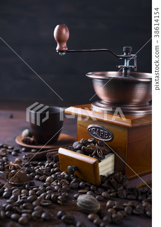Old vintage grinder with roasted coffee beans  38614154