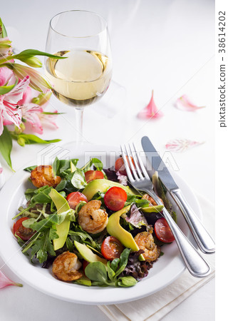 Fresh salad plate with shrimp, tomato and mixed  38614202