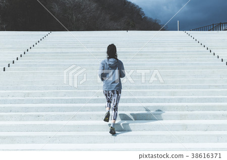 Sporty woman and sky 38616371