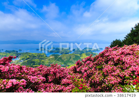 Azalea and Kujukushima Island of Nagasuyama Park [Kacho Town, Sasebo City, Nagasaki Prefecture] 38617419