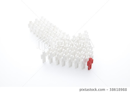 People figure in arrow shape with the leader 38618988