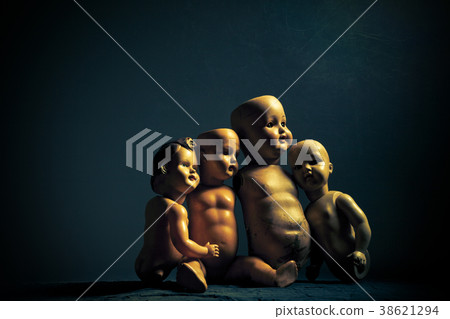 Group of creepy dolls in the dark Group of creepy dolls in the dark 38621294