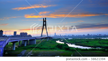 亞洲,台灣,臺灣,新北市,台灣,臺灣,新北大橋,晨昏,河道,水,日出,橋,高樓大廈,城市景觀 亞洲,台灣,臺灣,新北市,台灣,臺灣,新北大橋,晨昏,河道,水,日出,橋,高樓大廈,城市景觀 38621394