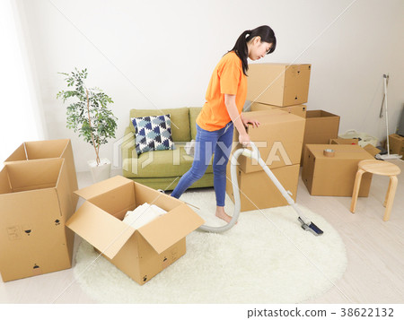 女人打掃移動的房間 女人打掃移動的房間 38622132