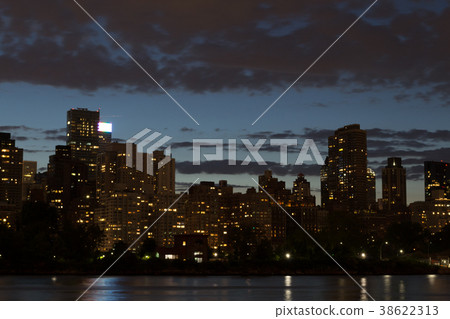 Skyline of midtown Manhattan at night Skyline of midtown Manhattan at night 38622313