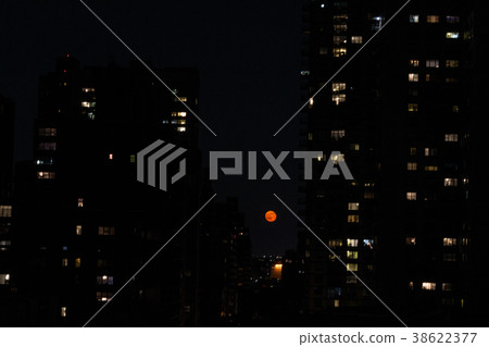 Red moon in NYC 38622377