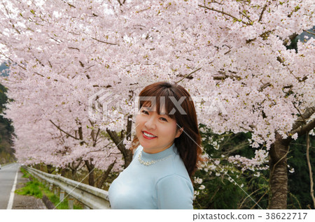 櫻花盛開的女人肖像 38622717