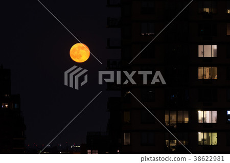 Red moon in NYC 38622981