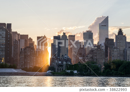 Skyline of midtown Manhattan at sunset Skyline of midtown Manhattan at sunset 38622993