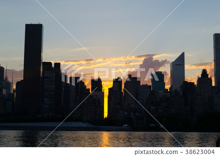 Skyline of midtown Manhattan at sunset 38623004