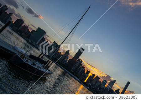Skyline of midtown Manhattan at sunset 38623005