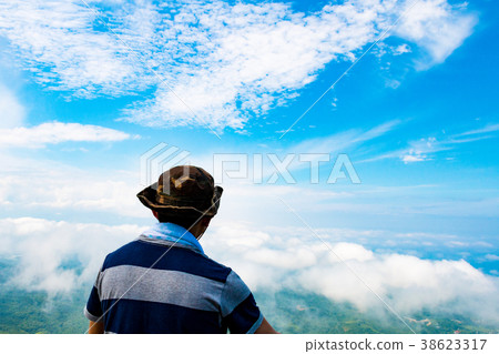 登山者俯瞰山頂的景色 38623317