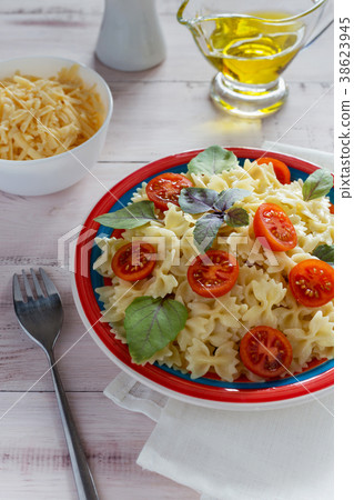 Pasta with cherry tomatoes and basil Pasta with cherry tomatoes and basil 38623945