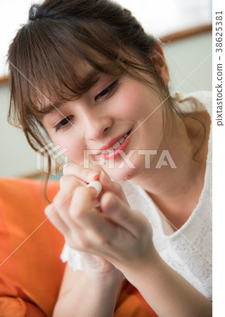 化妝品的女性 化妝品的女性 38625381