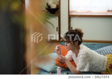 化妝品的女性 38625453