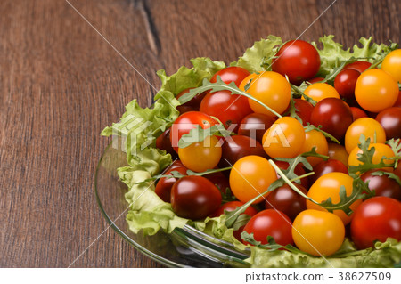Glass plate with cherry tomatoes rustic style Glass plate with cherry tomatoes rustic style 38627509