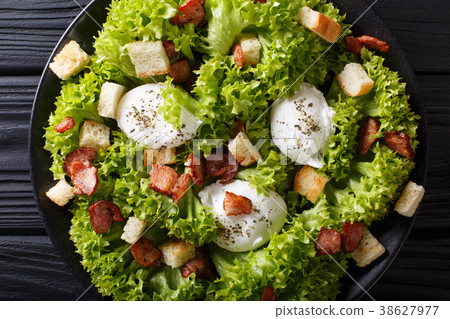 French salad Lyonnaise with lettuce, crispy bacon 38627977