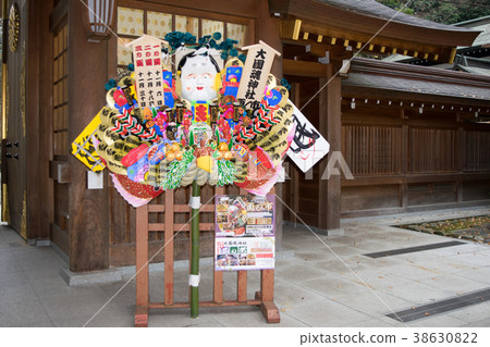東京,大國玉神社,大鷲神社年度祭,鳥之市祭,瑞神門前展示的大型耙子 東京,大國玉神社,大鷲神社年度祭,鳥之市祭,瑞神門前展示的大型耙子 38630822