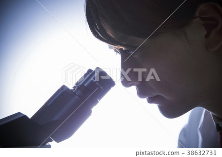 研究實驗剪影男性白色外套 38632731