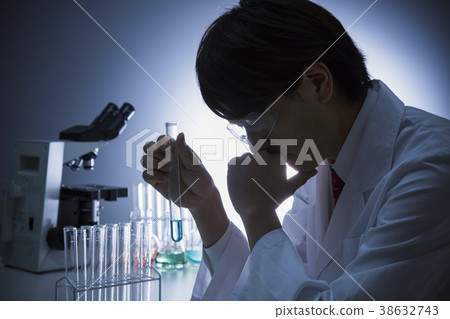 研究實驗剪影男性白色外套 38632743