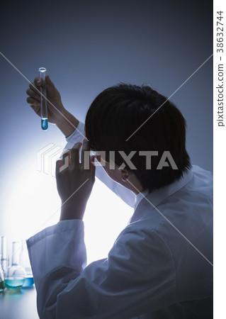 研究實驗剪影男性白色外套 38632744