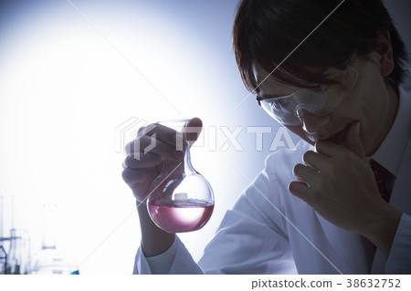 研究實驗剪影男性白色外套 38632752